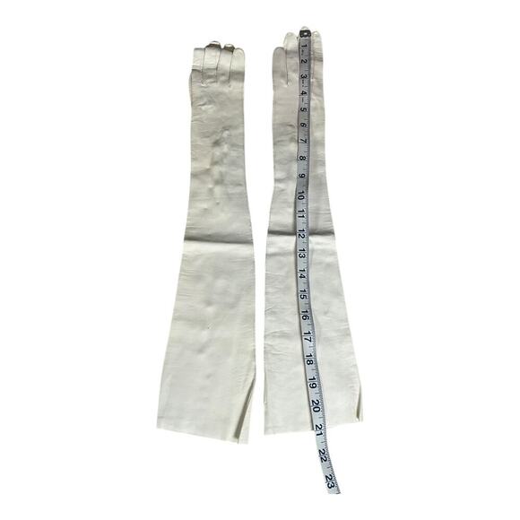 Vintage Mantessa Long White Opera Gloves Antique Soft Perl Clasp Detail X-Small - Picture 6 of 10